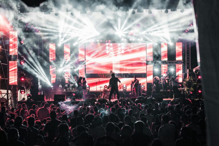 Crowd at an alternative Arabic music concert with dramatic lights and modern indie atmosphere