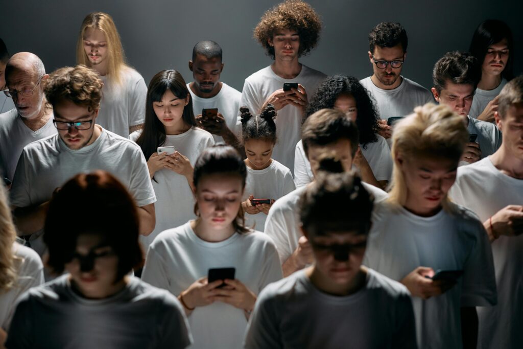 People looking at smartphones, illustrating parasocial relationships, social media influence, influencer culture and digital connection in modern society.
