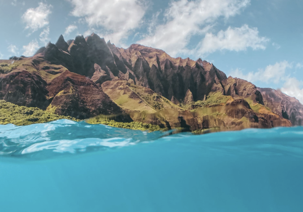 Na Pali Coast and turquoise water on Kauai, Hawaii