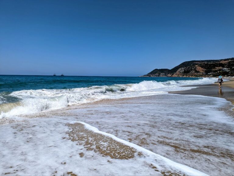 Cleopatra Beach in Alanya, one of the most popular beaches for expats and digital nomads living in the city