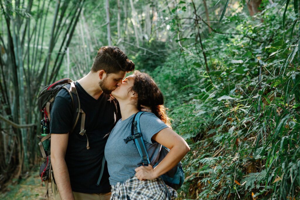 write me the information for this picture about casual dating while travelling and mention photographer and pexels in caption